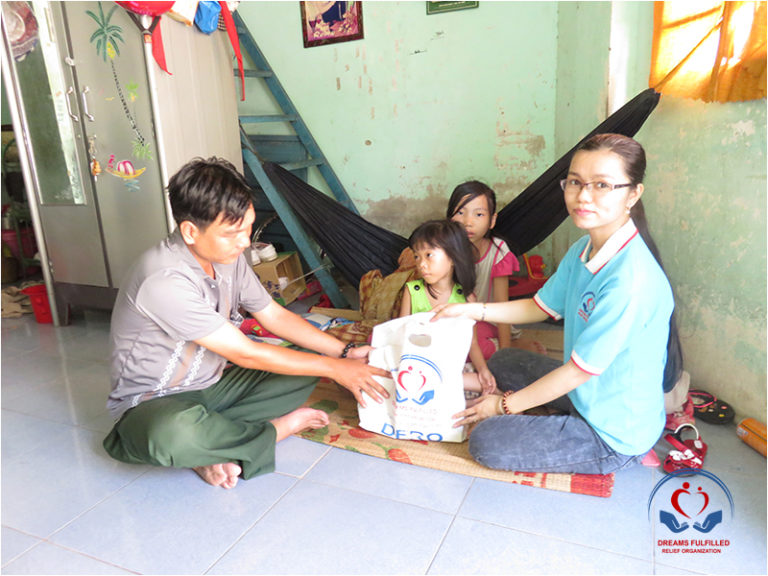 Thăm và tặng quà cho gia đình anh Nguyễn Hồng Ninh 28.05.2015